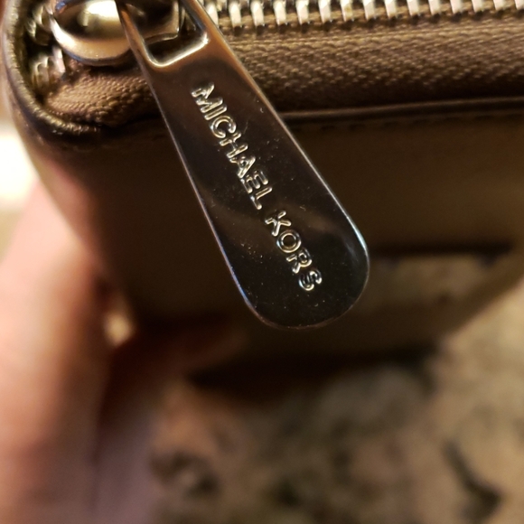 Michael Kors clutch wallet - Picture 6 of 6